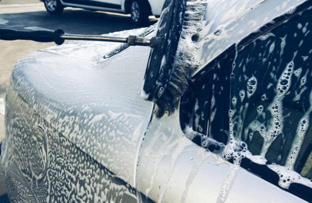 Arañando coche con un cepillo manchado lavado a presion cabina de lavado lavar el coche darcerapulircera.com