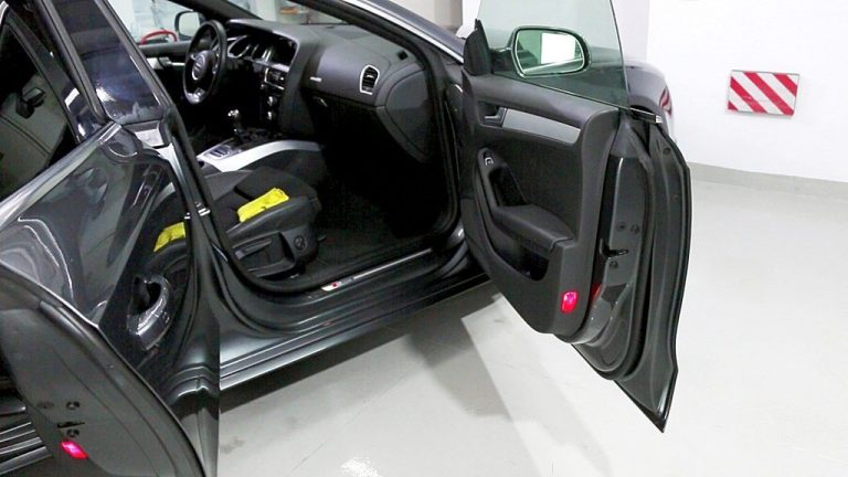 secar el coche Audi A5 con puertas abierta para no dejar marcas de agua gas details darcerapulircera.com
