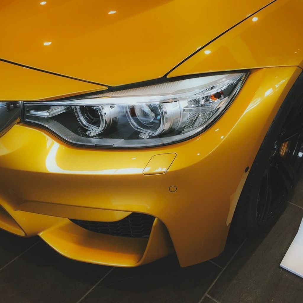Foto BMW M naranja suavizada wax cera de carnauba necesita protegerse y mejorar el brillo en la pintura del coche darcerapulircera.com