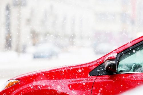 Coche rojo nevado nieve necesita protegerse y mejorar el brillo en la pintura del coche darcerapulircera.com