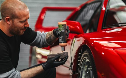 Detailer aplicando Ultra Glaze a Ferrari F40 rojo para aumentar el brillo del coche compralo en darcerapulircera.com