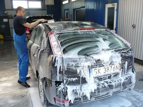 Lavadero lavando a mano el coche con un cepillo arañando el techo lavar coche darcerapulircera.com
