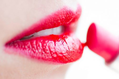 Pintalabios en labios rojos brillo gloss cera de carnauba darcerapulircera.com
