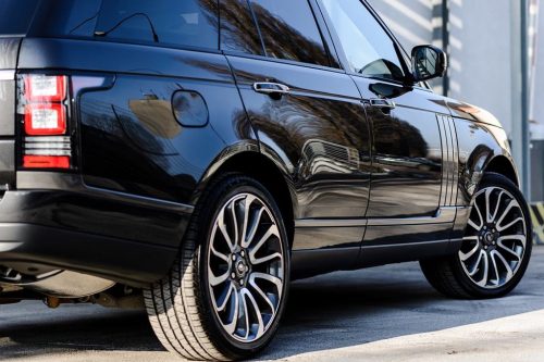 Range Rover vogue negro detallado necesita protegerse y mejorar el brillo en la pintura del coche con un coating o cera Gas Details darcerapulircera.com